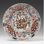 Imari-Teller. Arita. Um 1700 In zweifarbigem Unterglasurblau, Eisenrot und Gold im Spiegel zwei