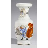 Vase mit polychromem Dekor. 20. Jh. Zun-förmige Vase, dekoriert in polychromer Malerei und Grisaille