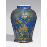 Puderblaue Bodenvase mit Golddekor. Kangxi-Periode (1662-1722) Balustervase, bedeckt mit puderblauer