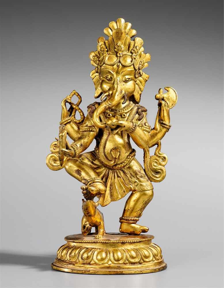 Ganapati. Feuervergoldete Bronze. Tibet oder Nepal. Wohl 19. Jh. Die elefantenköpfige, vierarmige