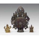 Konvolut von einem Kopf einer Gottheit und zwei Miniaturfiguren. Bronze. Tibet. 19. Jh. und später