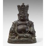 Bekrönter Milefo, auch Budai genannt. Bronze. Frühe Qing-Zeit In entspannter Haltung auf einem