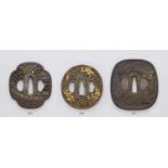 Tsuba. Eisen. Nanban-Arbeit. 17./18. Jh. Oval mit Perlstabrand. In teilweise goldtauschiertem Relief