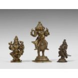 Drei shivaitische Figuren. Bronze. Südindien. 17./19. Jh. a) Der vierarmige Shiva sitzt mit