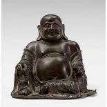 Milefo, auch Budai genannt. Bronze. Frühe Qing-Zeit In entspannter Haltung sitzend, auf seinen