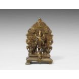 Altar des vierarmigen Vishnu. Gelbguss. Nordwest-Indien. 12./14. Jh. Stehend, die rechte Haupthand