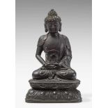 Buddha Amitabha, Bronze. Im Stil der Ming-Zeit Im Meditationssitz (padmasana) auf einem doppelten