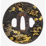 Tsuba. Shakudô. 18./19. Jh. Sign.: Sôheishi Nyûdô Sôten seiOval. Auf nanako-Grund in farbigem Relief