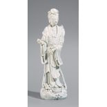 Blanc de Chine-Figur der Guanyin. Dehua. 20. Jh. Stehende Guanyin mit Blütenzweig, auf einem