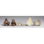 Zwei Netsuke. Glasiertes Steinzeug. 19. Jh. a) Hotei mit steifem Fächer, auf seinem Sack sitzend,