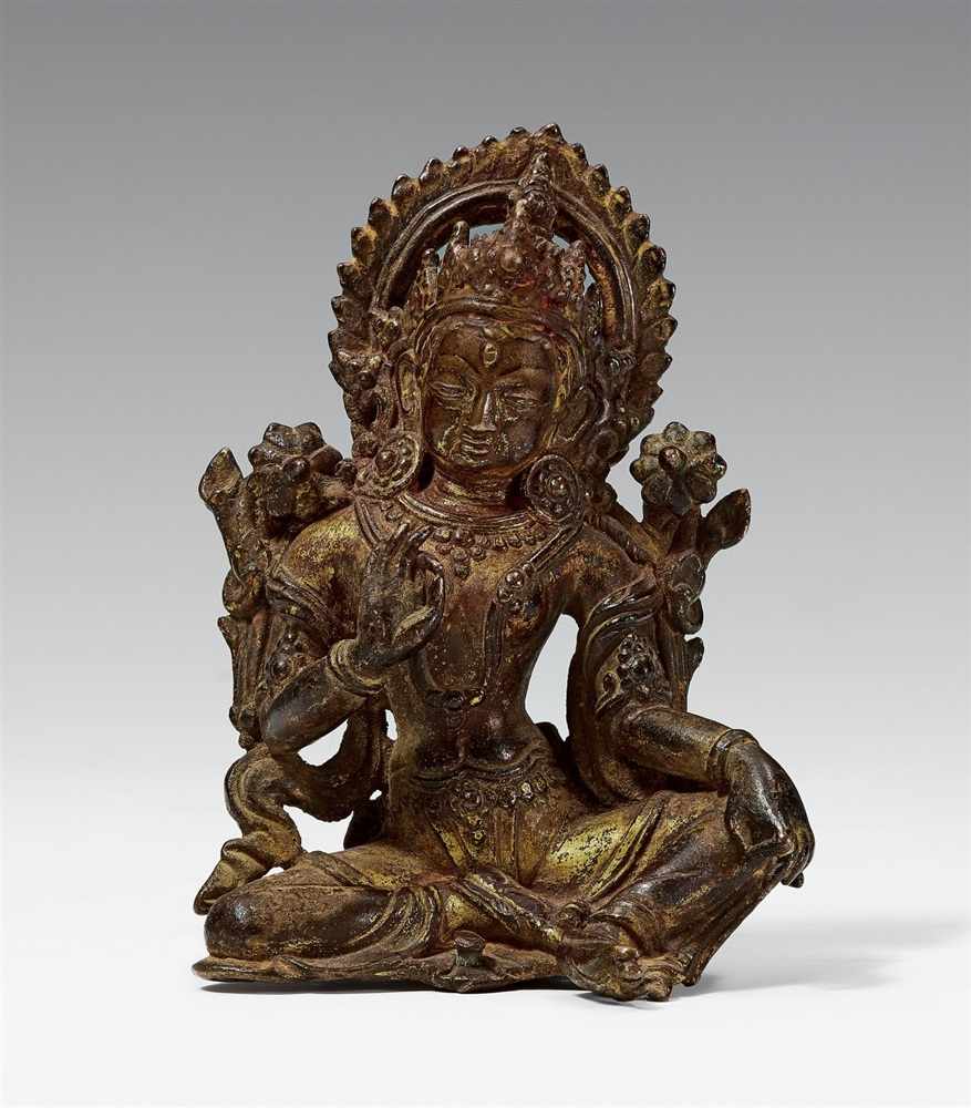 Lakshmi. Bronze. Nepal. 15./16. Jh. In entspannter Haltung sitzend, die rechte Hand in varada