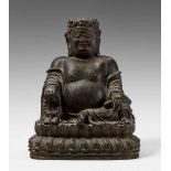 Bekrönter Milefo, auch Budai genannt. Bronze. Frühe Qing-Zeit In entspannter Haltung auf einem