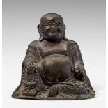 Milefo, auch Budai genannt. Bronze. Frühe Qing-Zeit In entspannter Haltung sitzend, auf seinen