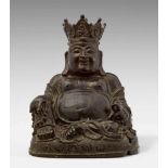 Bekrönter Milefo, auch Budai genannt. Bronze. Frühe Qing-Zeit In entspannter Haltung auf einem