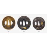 Tsuba. Shibuichi. Edo. 19. Jh. Bez.: Ôtsuki Mitsuoki und kaôOval. In erhabenem und versenkten Relief