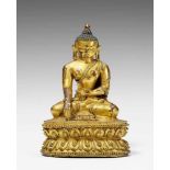 Buddha Shakyamuni mit vajra. Feuervergoldete Bronze. Tibet. 15. Jh. Der historische Buddha sitzt auf