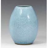 Blau-glasierte Vase. 20. Jh. Eiförmige Vase, dekoriert in Relief mit zwei stilisierten