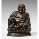 Milefo, auch Budai genannt. Bronze. Qing-Zeit In entspannter Haltung auf einem Lotossockel