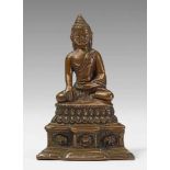Buddha Shakyamuni. Bronze. Kaschmir. 16./17. Jh. Die rechte Hand in bhumisparsa mudra, auf einem