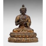 Sehr fein gearbeitete Figur eines Buddha. Holz, über Rotlack vergoldet. Sinotibetisch. 16. Jh. In