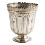 Spanish cachepot made of engraved and embossed silver. 18th century. With marks. Height: 270 g. 14 x