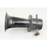 Enamelled cast iron horn. E. A. Laboratories Inc. MFGR. Brooklyn, N.Y, USA 24,5 x 12 cm.