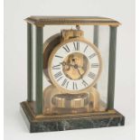 Reloj Atmos. Jaeger-LeCoultre In its original box. Light scuffs on the metal. 24 x 22 x 16 cm.