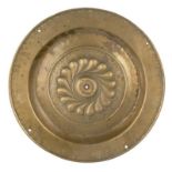 Gilded brass collection plate. 16th century. Diameter: 37 cm.