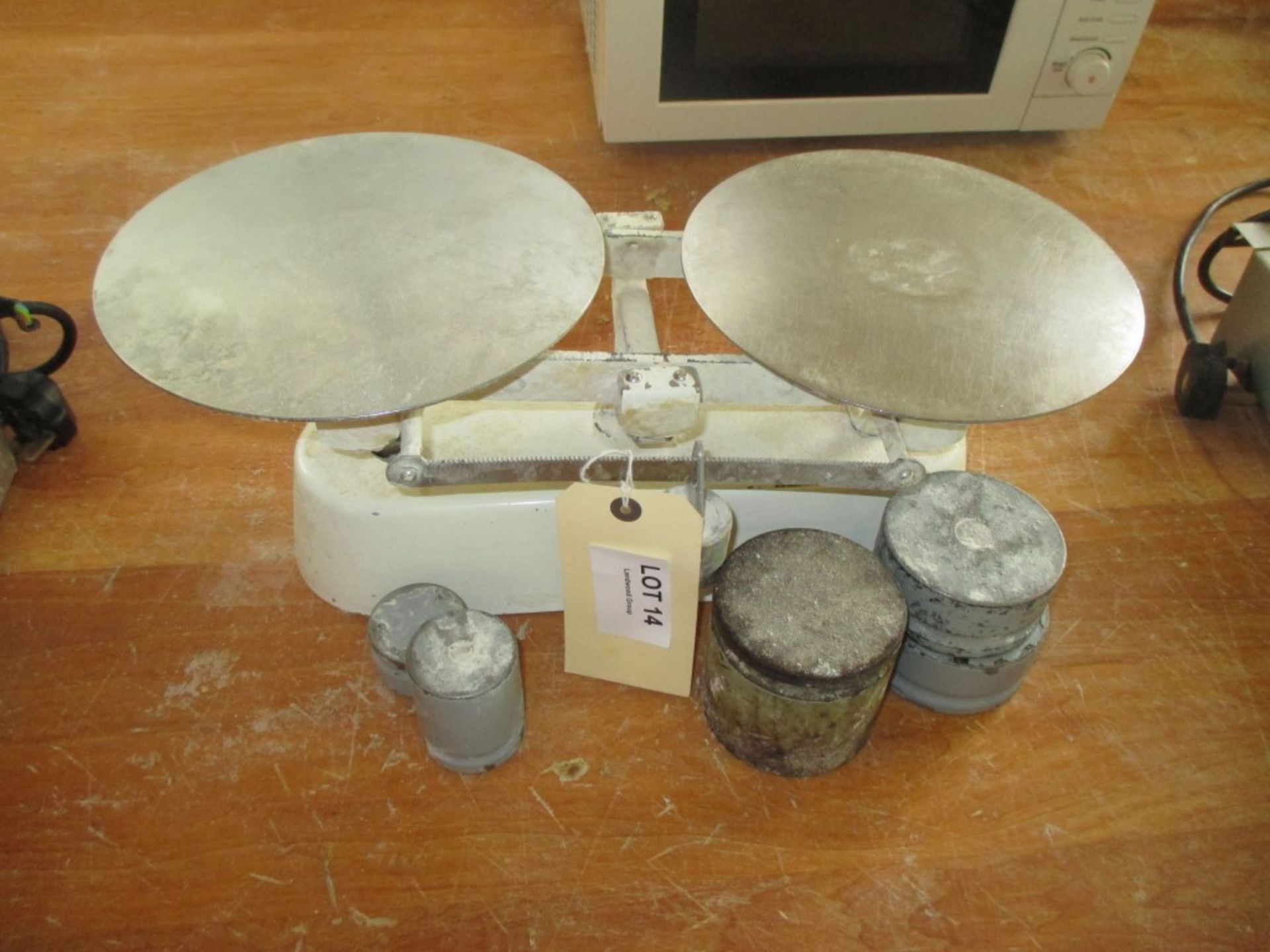 Manual weighing scale with weights