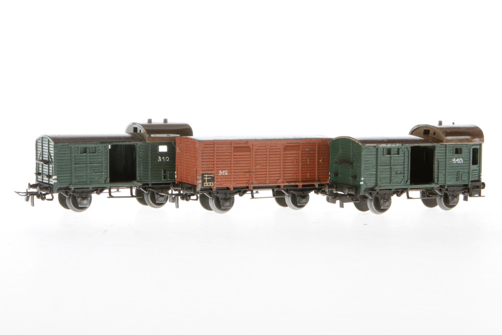 3 Märklin Güterwagen, S H0, Guss: 2x Gepäckwg. 310, grün und ged. Güterwg. 312, braun, tw leichte
