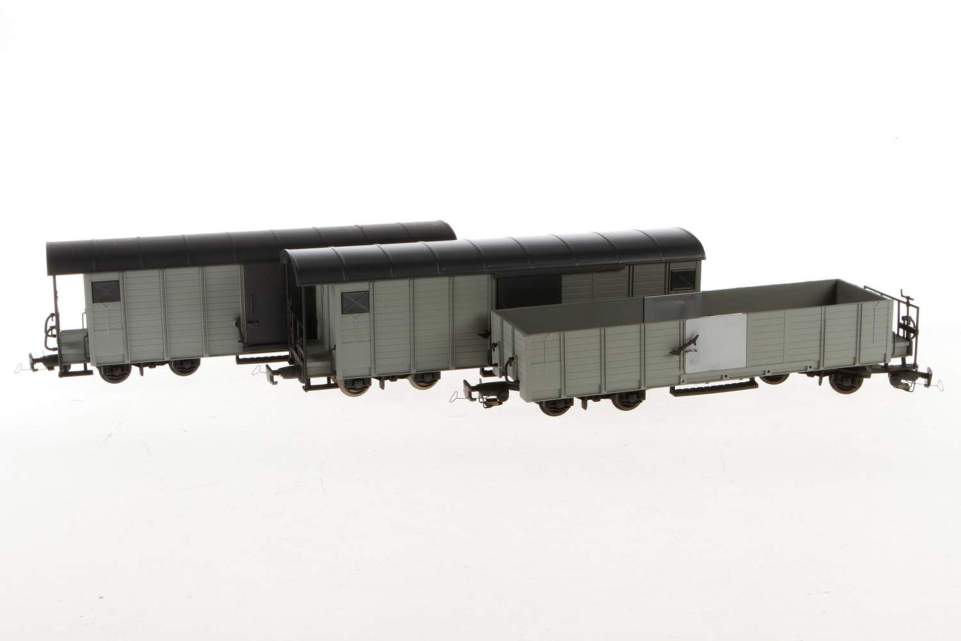 3 Fama Güterwagen, S 0m, Kunststoff, grau, Alterungs- und Gebrauchsspuren, Länge je 23 cm, guter