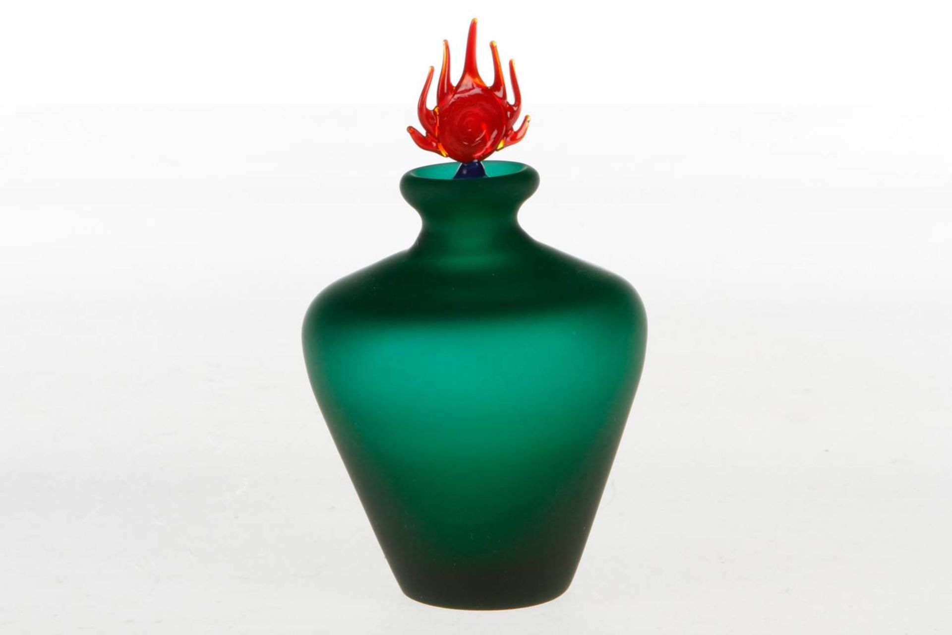 Grüner Glasflacon mit rotem Schliffstöpsel als Flamme, mundgeblasen, mit Abriss, 20. Jh, Höhe 14 cm