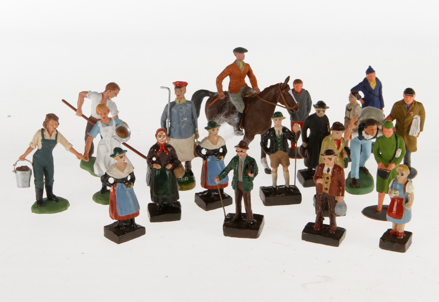 Konv. Figuren, darunter Eisenbahnfiguren, Britainsfiguren etc., meist Kunststoff, Höhe ca. 3-4 cm, Z