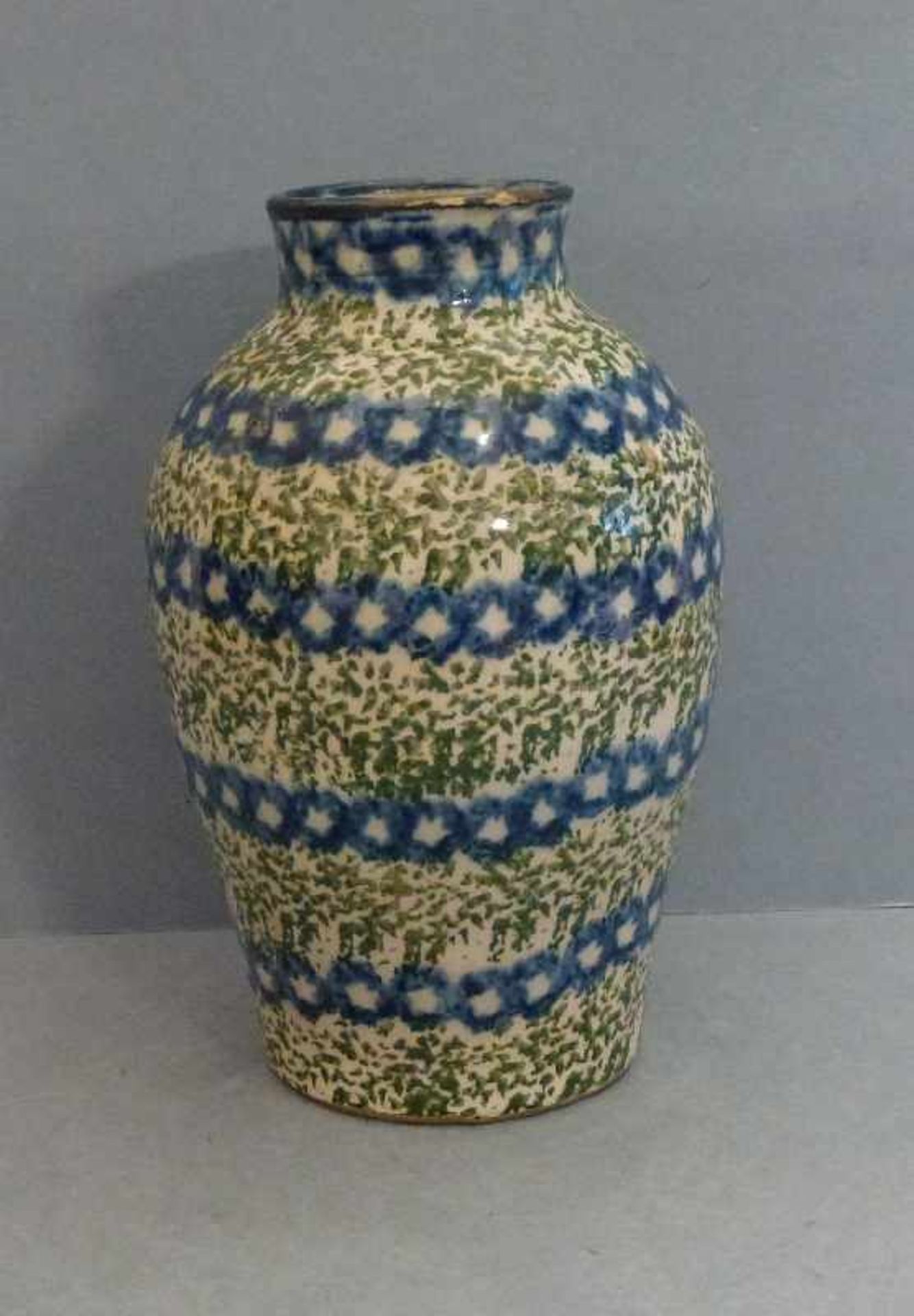 Vase, Bunzlau 1.V. 20.Jh. ovoid, zylind. Kragen, blaue Punktreihen in grünen Tupfen,Risse, Abplatzer