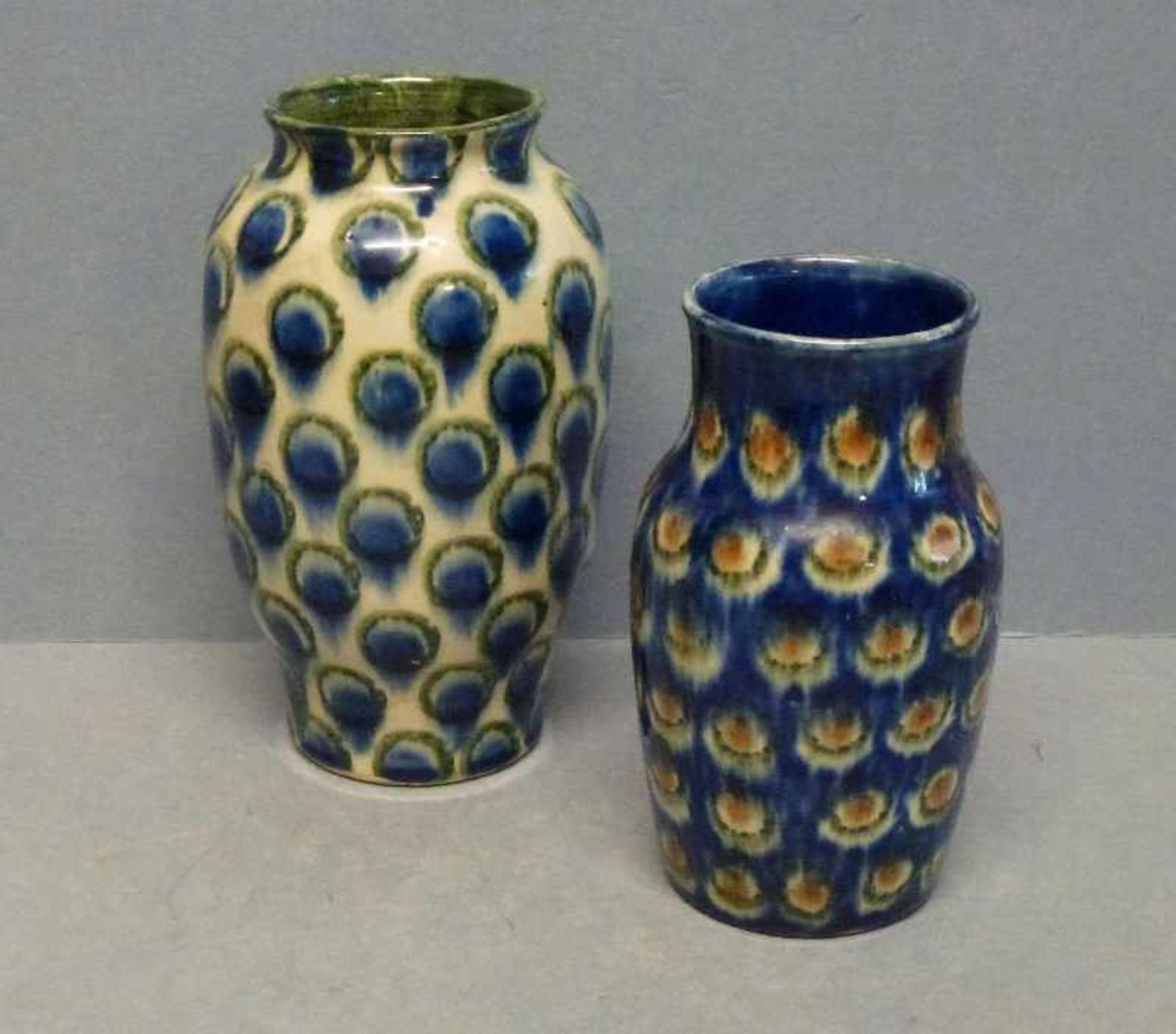 2 Vasen, Festersen, Bunzlau 1.V. 20.Jh. ovoid, Wulstkragen, blau-grün-weißerPfauenaugendekor, 1x