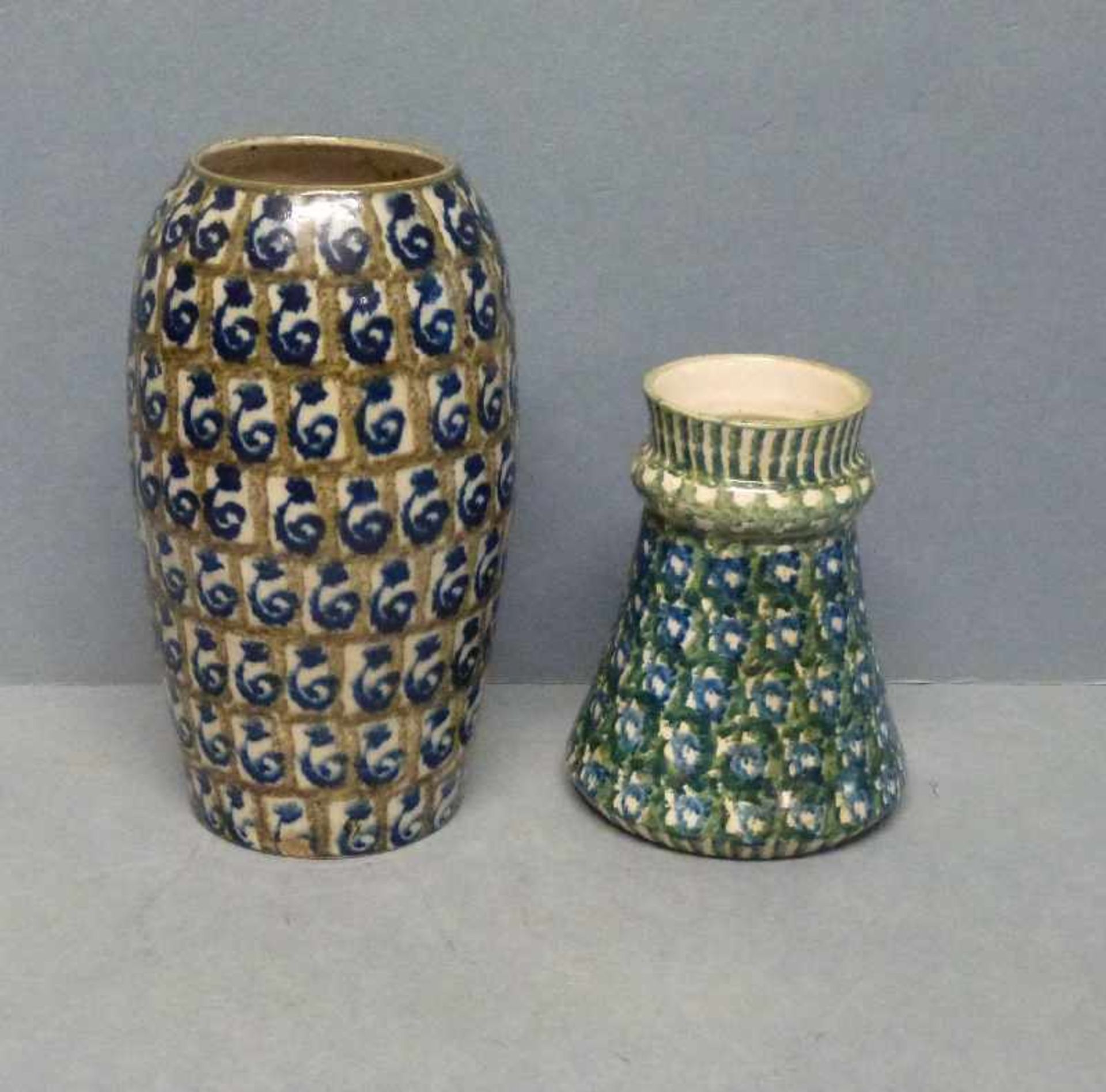 2 Vasen, Bunzlau 1.V. 20.Jh. ovoid/konisch, blau-grün-weißer Schneckendekor, H 23/15 cm