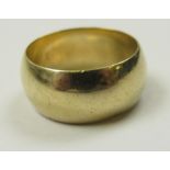 9ct Gold gents wedding band size T weight 9.1 grams