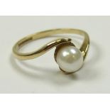 9ct Gold Ring set with large single Pearl size M weight 1.6 grams