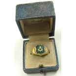 18ct Gold Masonic Ring, Shield shaped Green stone embellished with Compass weight 6.4 grams