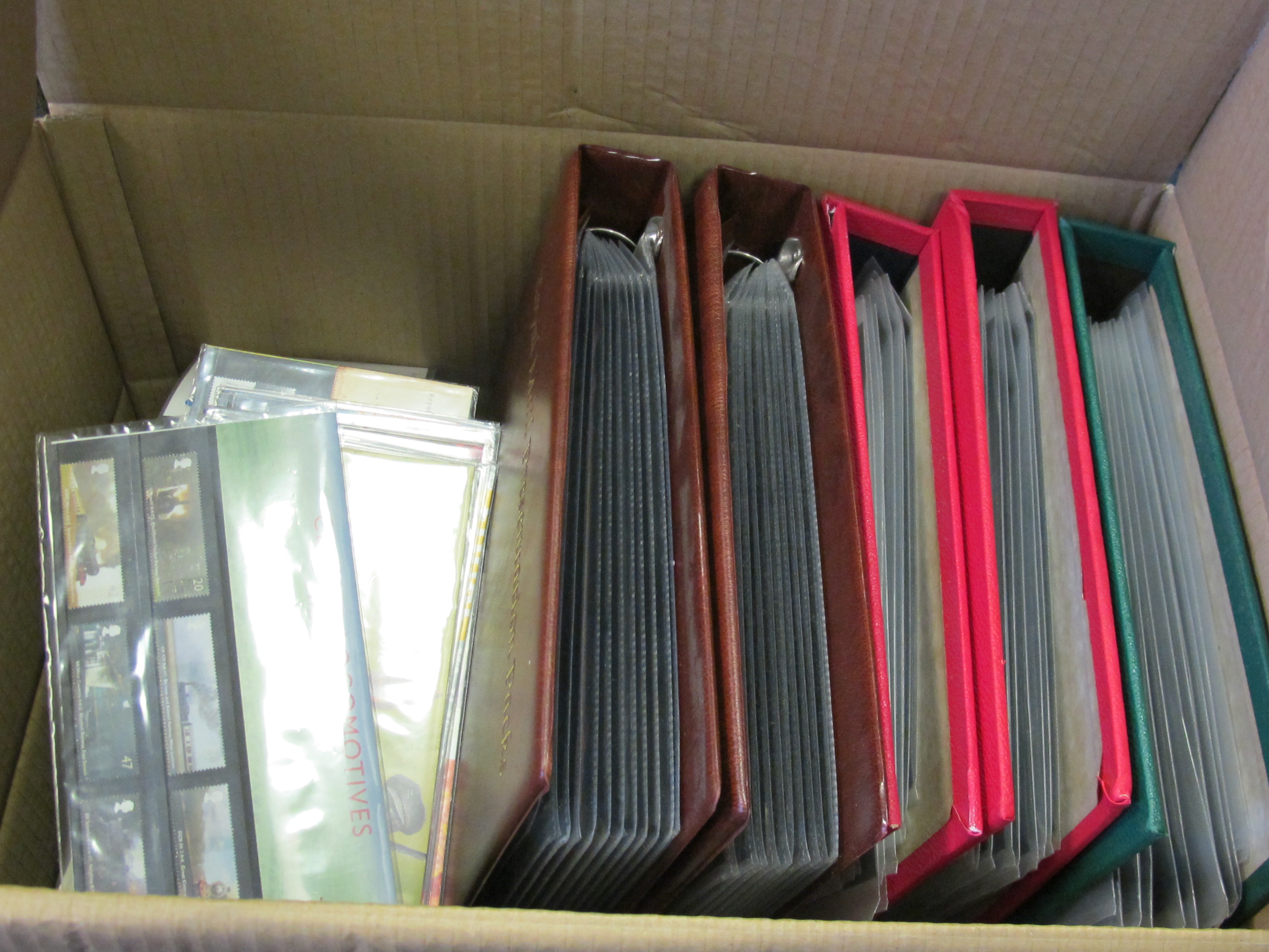 GB - large box of Presentation Packs, loose and in binders, inc 2x Royal Mail. Good unsorted range
