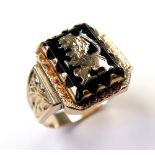 14ct Gents Gold ring with a Lion on onyx stone size U weight 4.7 grams