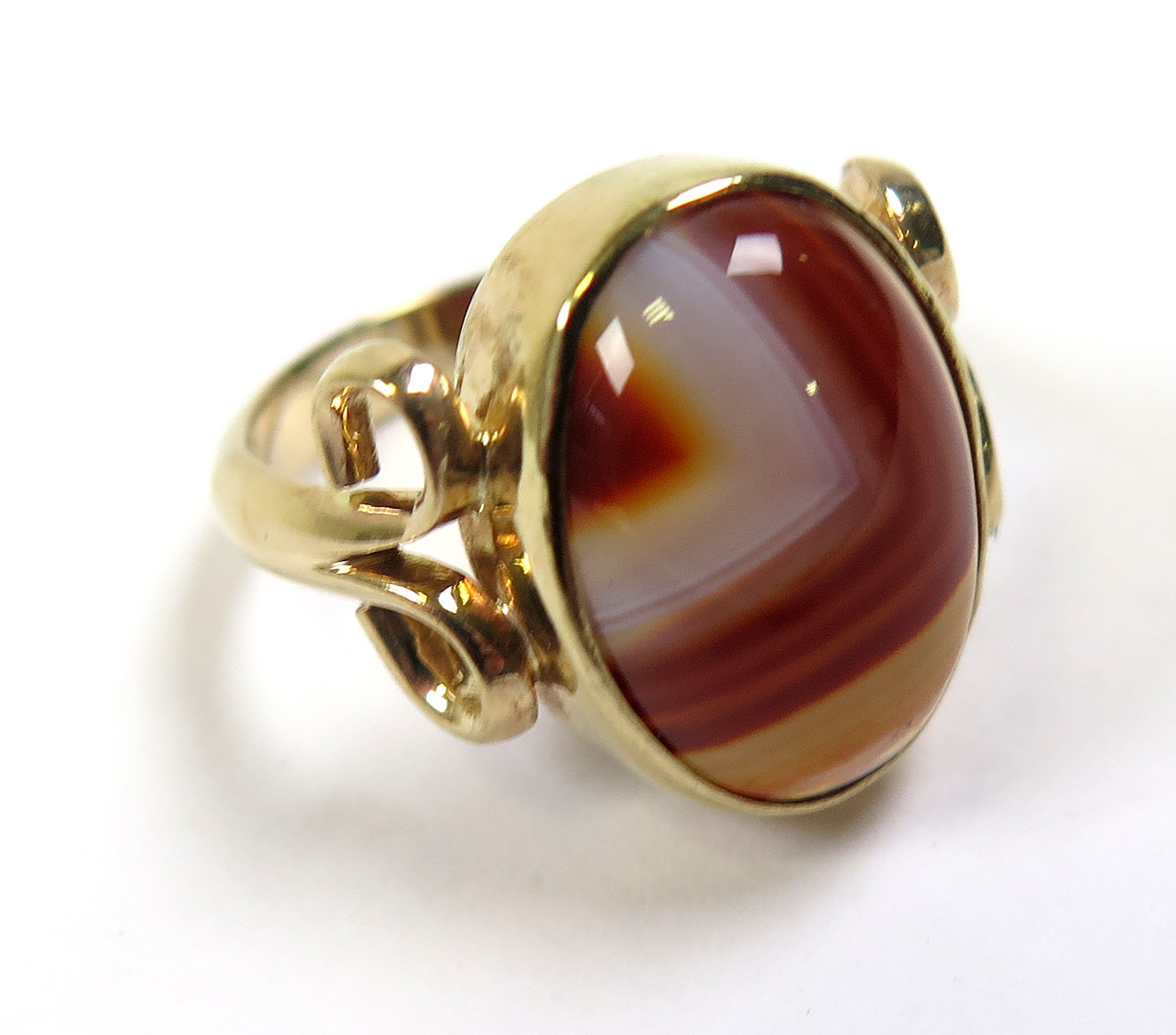 9ct Gold Ring set with Brown/White Agate size M weight 5.9 grams