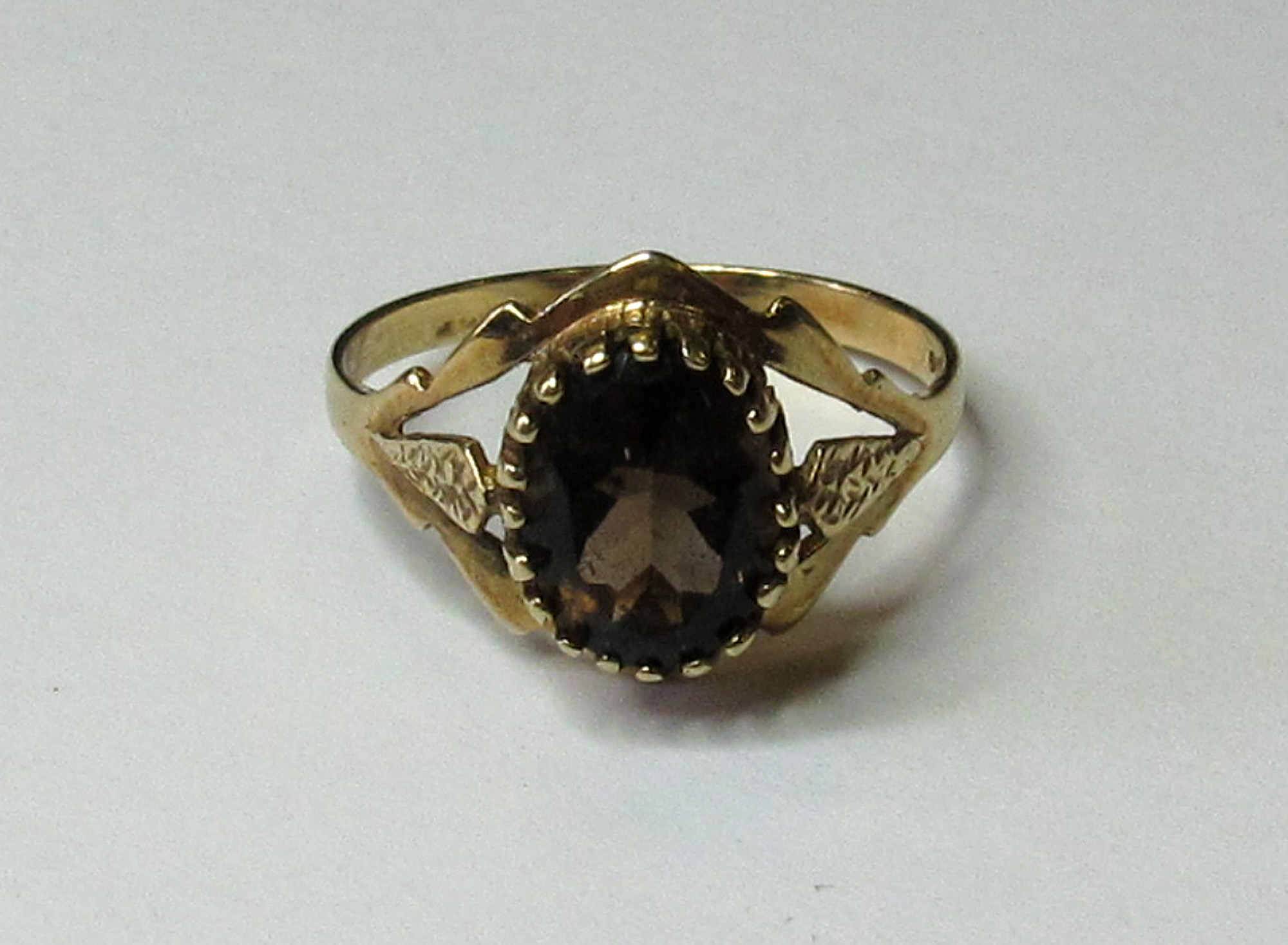 9ct Gold Oval Smoky Quartz Ring size O weight 2.0 grams