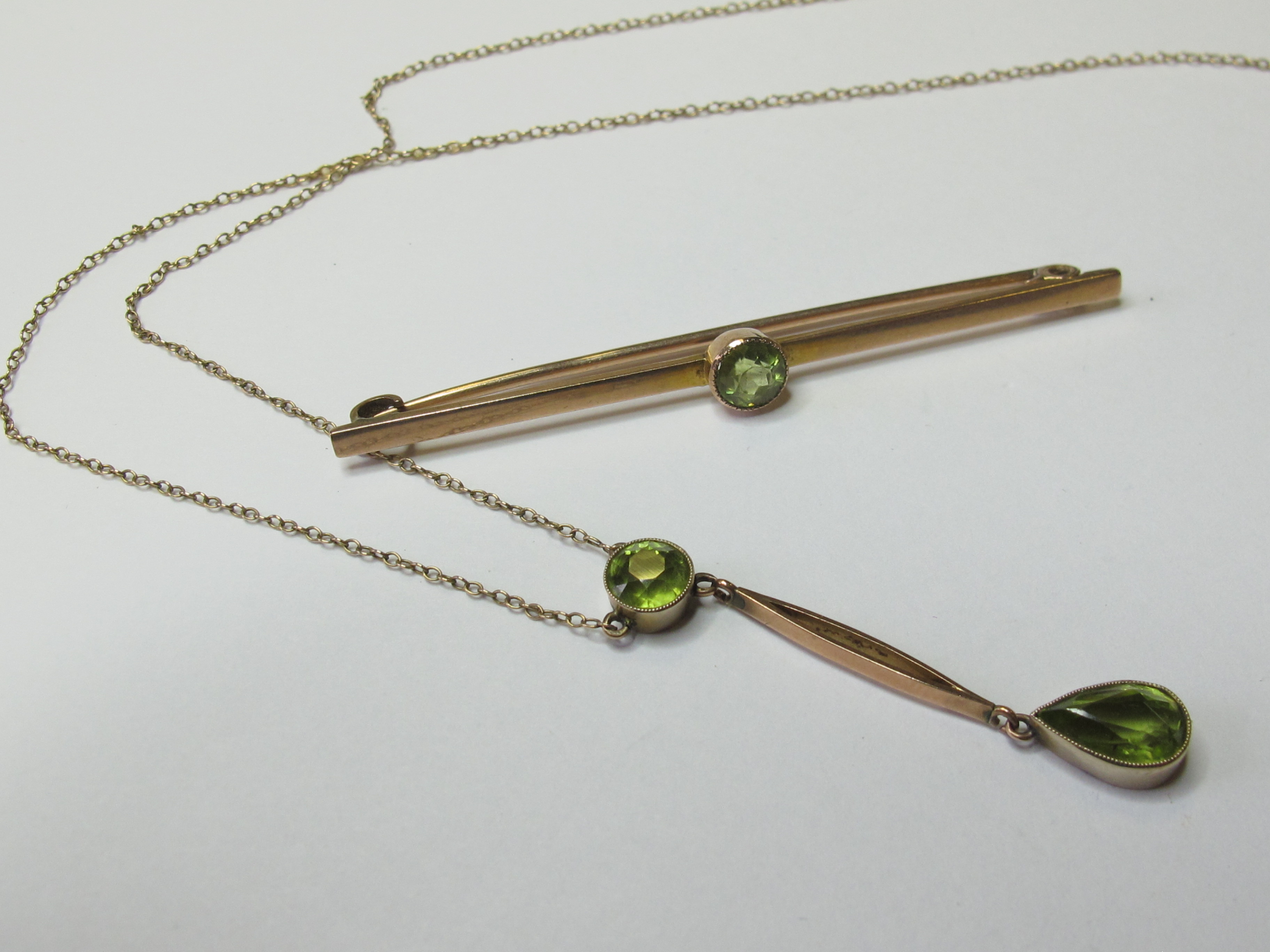 Bar brooch 9ct set with central peridot along with a peridot pendant on a fine chain, total weight