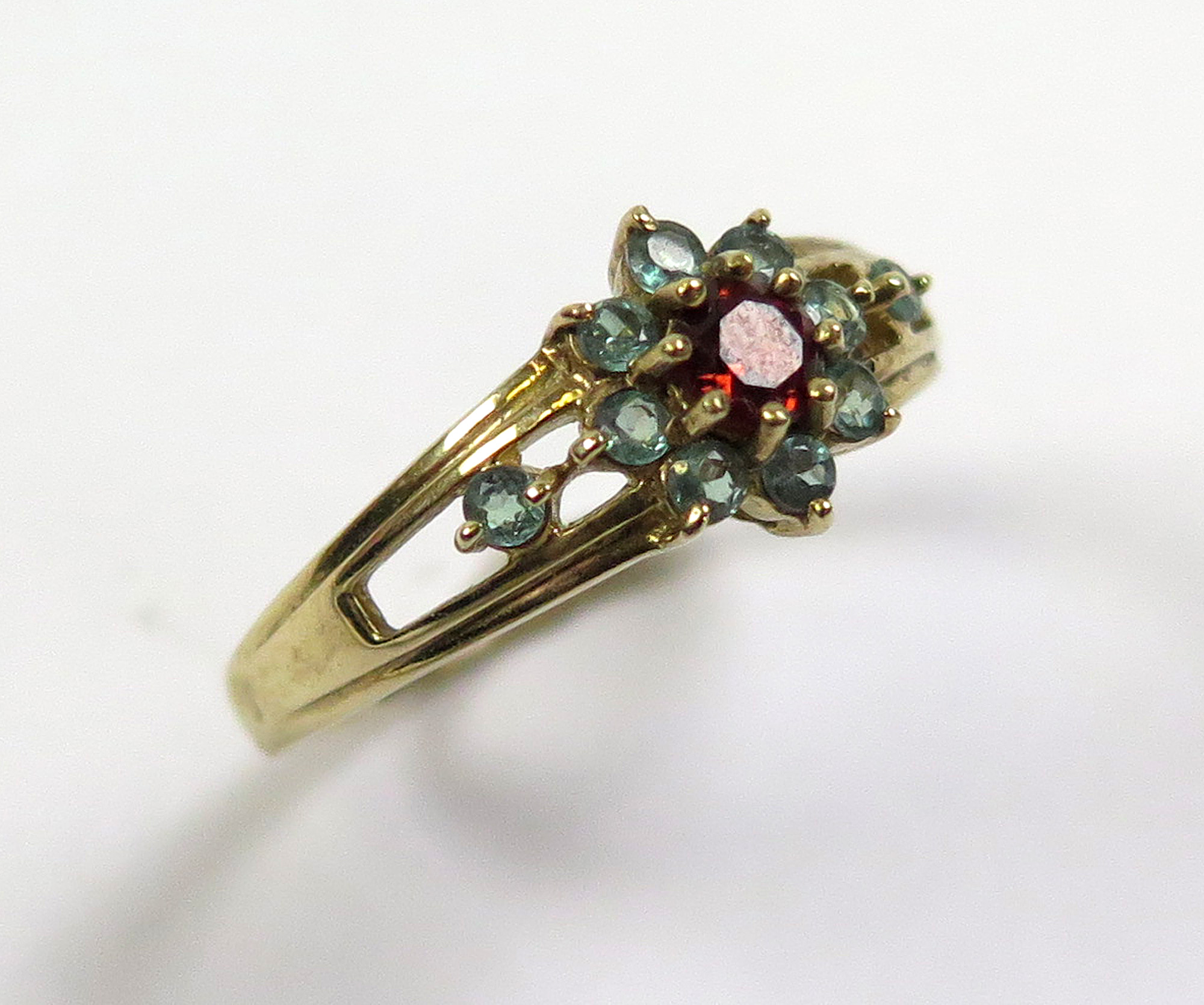 9ct Gold Ring Mozambique Garnet and Alexandrite size T weight 3.0 grams