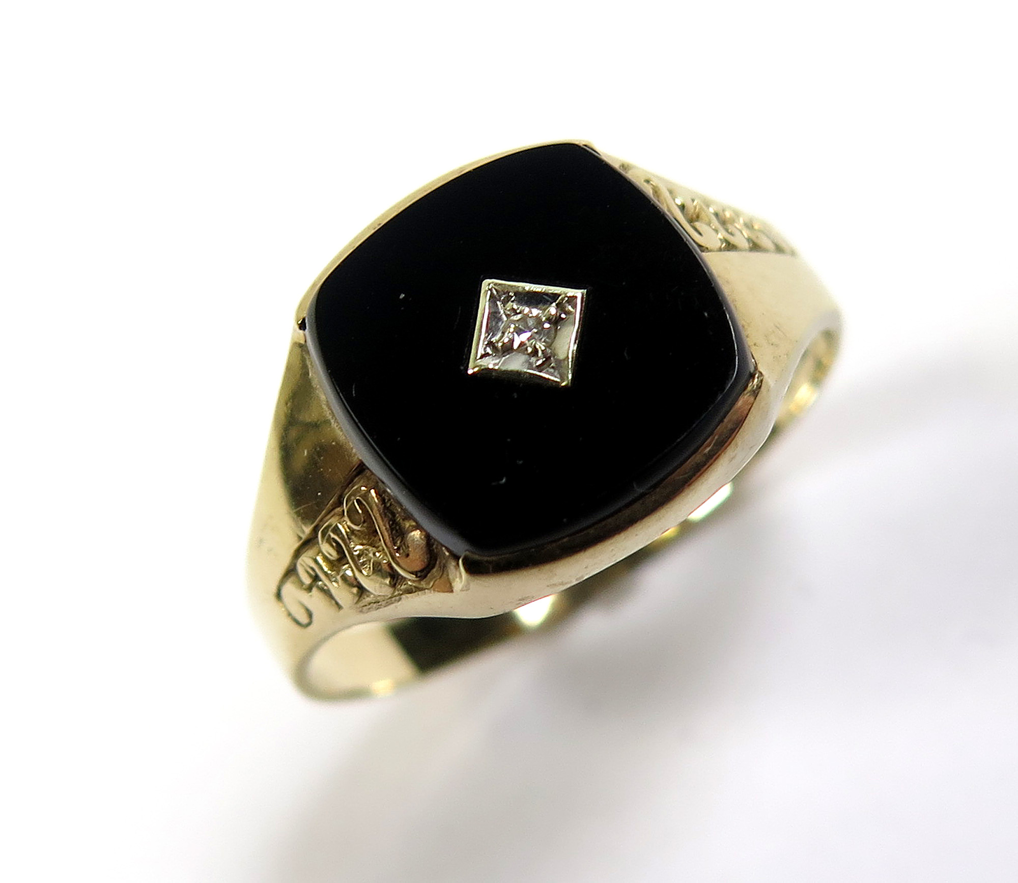 9ct Gold Gents Onyx Ring size V weight 2.8 grams