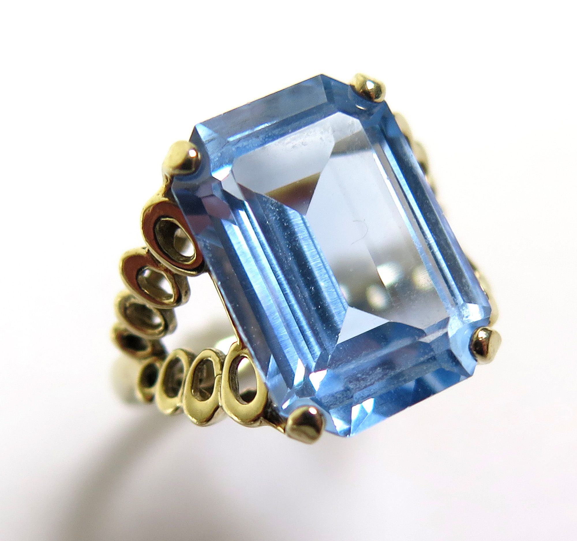 9ct Gold ring set with emerald cut Aquamarine size I weight 3.7 grams