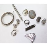 Mixed lot of silver, comprising thimbles, brooches etc. Weight 3¼ oz.