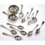 Mixed lot of silver - mainly flatware, comprising 6 matching teaspoons, 3 odd teaspoons, child's