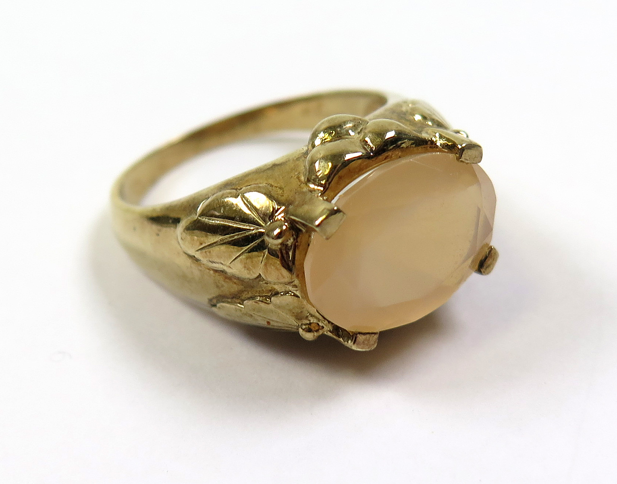 9ct Gold Ring set with Moonstone (4.15 ct weight) size S weight 7.3 grams